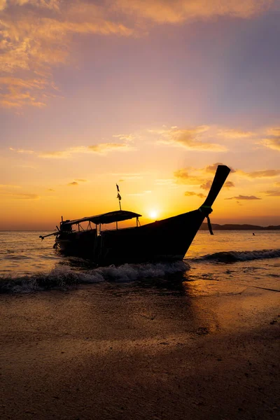 Hagyományos Hosszú Farkú Hajó Strandon Thaiföldön Naplementekor — Stock Fotó