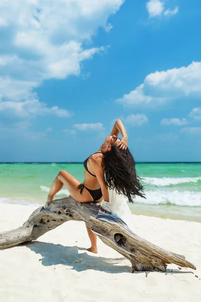 Junge Frau Tropischen Weißen Sandstrand — Stockfoto