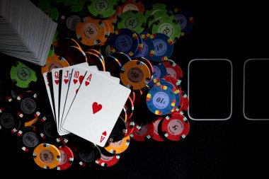 Kumarhane masasında poker oyunu