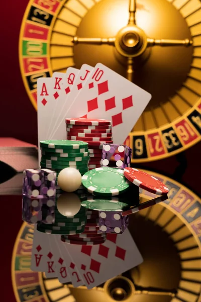 Kasino Set Med Roulette Kort Tärningar Och Marker Blackjack Matta — Stockfoto