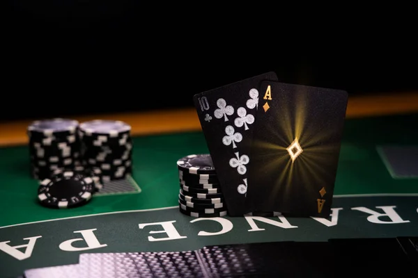 ブラックカード付きカジノブラックジャックテーブル — ストック写真