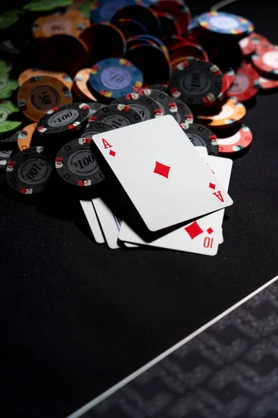 カジノのギャンブルテーブルでポーカーゲーム — ストック写真