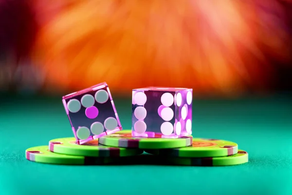 赌场的紫色骰子和薯片 — 图库照片