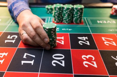 Kumarhanede rulet oynayan adam - derin bir alan derinliği