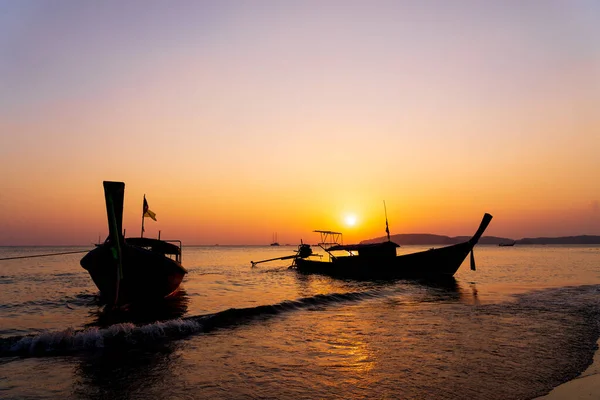 Traditionele Long Tail Boot Het Strand Thailand Bij Zonsondergang — Stockfoto