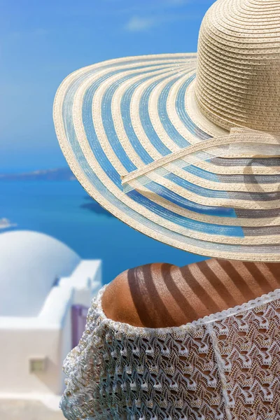 Mujer Vacaciones Isla Santorini Grecia — Foto de Stock