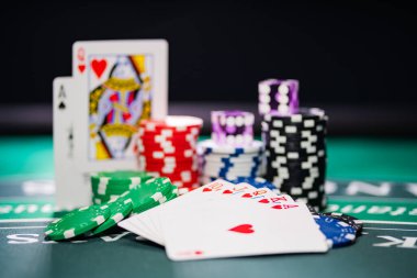 Blackjack hasırında kart, zar ve çipli kumarhane seti - Seçici odaklanma