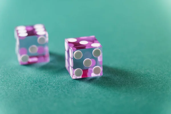 ギャンブルテーブルのカジノ紫のサイコロ — ストック写真