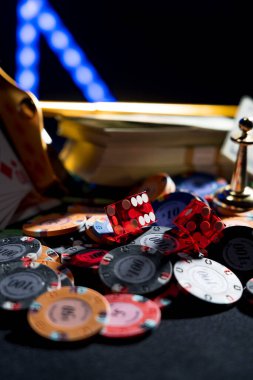 Kumarhane seti, rulet, kartlar, zarlar ve çipler Blackjack minderinde