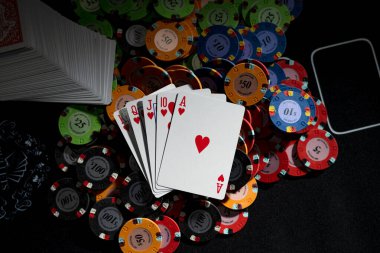 Kumarhane masasında poker oyunu
