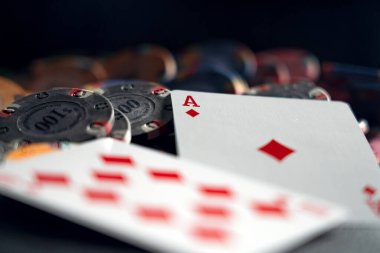 Kumarhane masasında poker oyunu