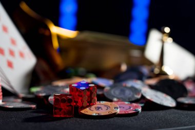 Kumarhane seti, rulet, kartlar, zarlar ve çipler Blackjack minderinde