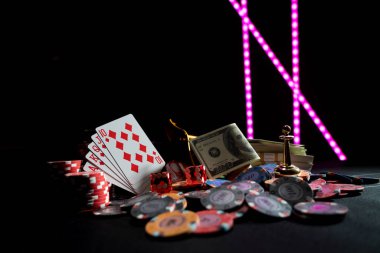 Kumarhane seti, rulet, kartlar, zarlar ve çipler Blackjack minderinde