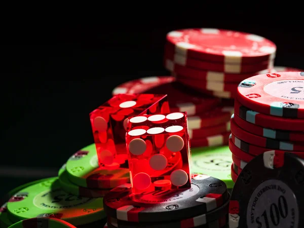 Casino Craps Dobbelstenen Chips Close Ondiepe Scherptediepte — Stockfoto