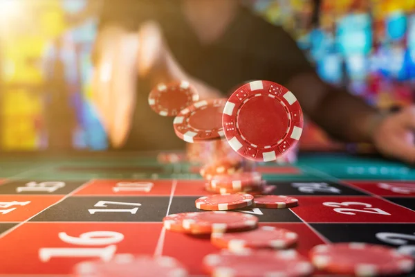 Homem Jogando Roleta Casino Profundidade Rasa Campo — Fotografia de Stock