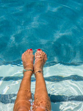 Lüks içinde beş yıldızlı bir kadın yüzme havuzunda spa yapıyor.. 