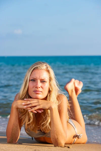 Blondýny Žena Bikinách Pláži — Stock fotografie