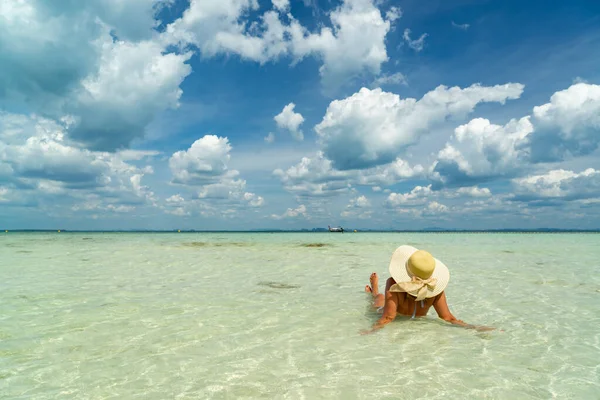 Vacker Kvinna Stranden Poda Thailand — Stockfoto