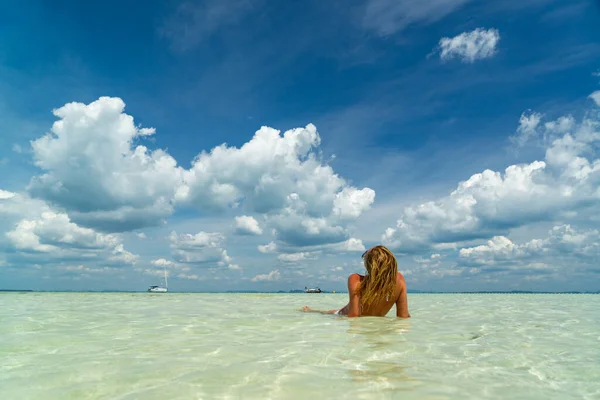 Vacker Kvinna Stranden Poda Thailand — Stockfoto