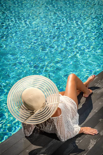 Donna Seduta Sul Ponte Piscina — Foto Stock