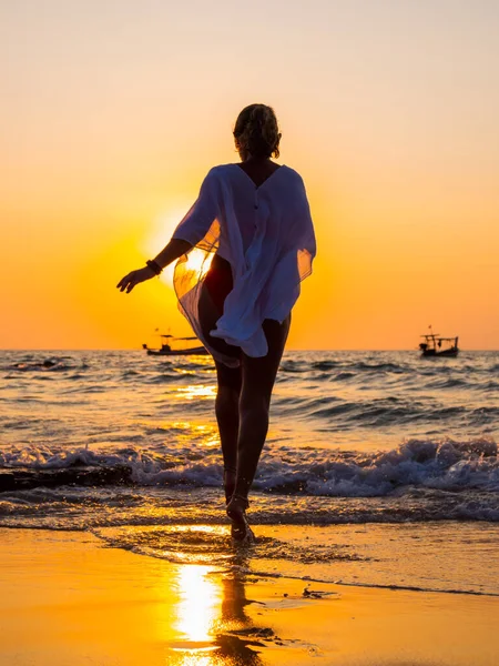 Frau Badeanzug Posiert Bei Sonnenuntergang Strand — Stockfoto