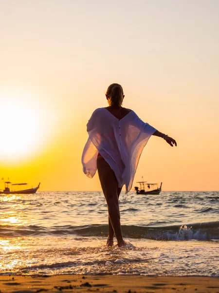 Frau Badeanzug Posiert Bei Sonnenuntergang Strand — Stockfoto