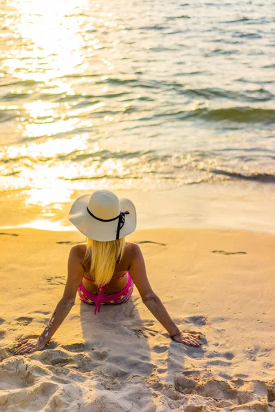 Mujer Traje Baño Posando Playa Atardecer —  Fotos de Stock