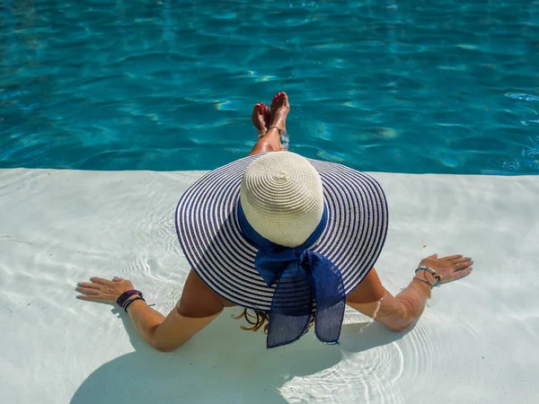 Lüks Içinde Beş Yıldızlı Bir Kadın Yüzme Havuzunda Spa Yapıyor — Stok fotoğraf