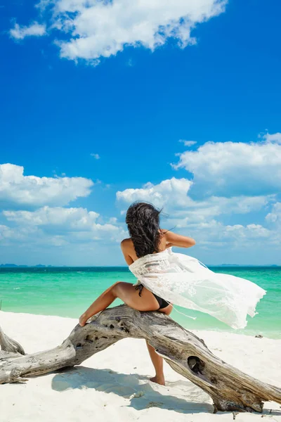 Młoda Kobieta Tropikalnej Plaży Białym Piaskiem — Zdjęcie stockowe