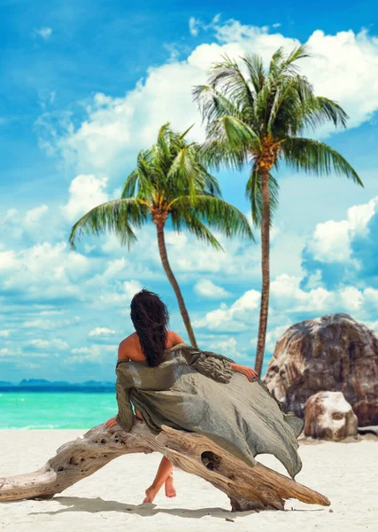 Sexy Jeune Femme Profiter Ses Vacances Sur Une Plage Tropicale — Photo