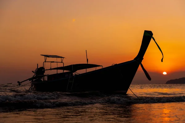 Hagyományos Hosszú Farkú Hajó Strandon Thaiföldön Naplementekor — Stock Fotó