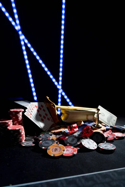 ブラックジャックマット上のルーレット カード ダイス チップで設定されたカジノ — ストック写真