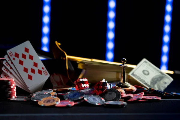 ブラックジャックマット上のルーレット カード ダイス チップで設定されたカジノ — ストック写真