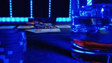 Yüksek bahisli Texas poker masası Kumarhanenin sığ sularında