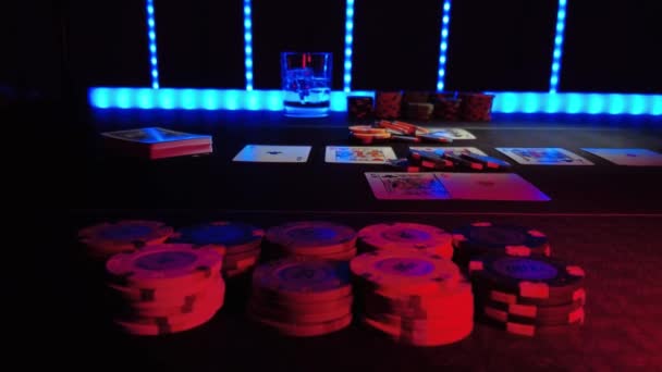 Yüksek Bahisli Texas Poker Masası Kumarhanenin Sığ Sularında — Stok video