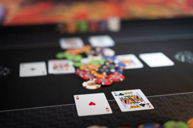 Kumarhanede yüksek bahisli Texas poker masası