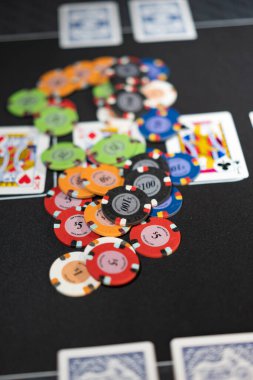 Kumarhanede yüksek bahisli Texas poker masası