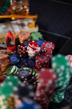 Kumarhane masası Blackjack paspasının üzerinde.