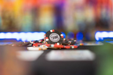 Kumarhanede yüksek bahisli Texas poker masası