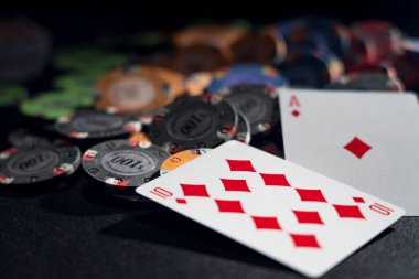 Kumarhane masasında poker oyunu