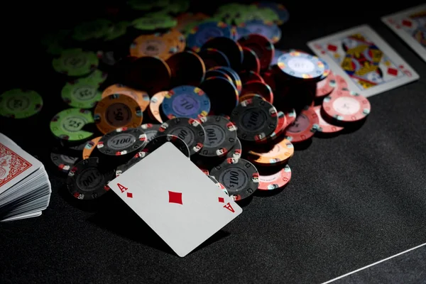Πόκερ Παιχνίδι Στο Τραπέζι Τυχερών Παιχνιδιών Του Καζίνο — Φωτογραφία Αρχείου