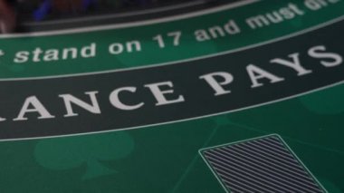 Kumarhane Black Jack masasında satıcı. 