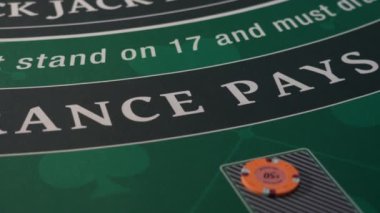 Kumarhane Black Jack masasında satıcı. 