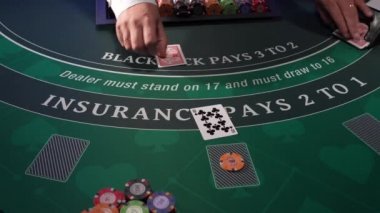 Kumarhane Black Jack masasında satıcı. 