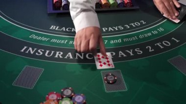 Kumarhane Black Jack masasında satıcı. 