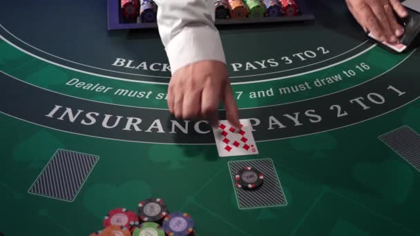 Dealer Aan Casino Black Jack Tafel — Stockvideo