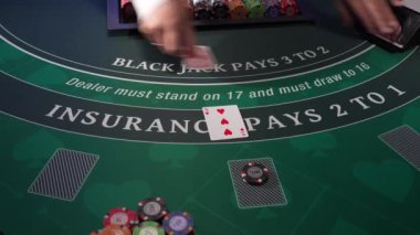 Kumarhane Black Jack masasında satıcı. 