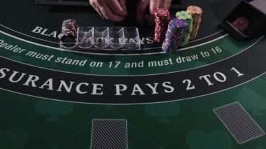 Kumarhane Black Jack masasında satıcı.