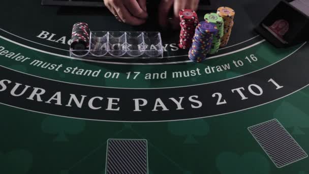 Negociante na mesa do Casino Black Jack — Vídeo de Stock