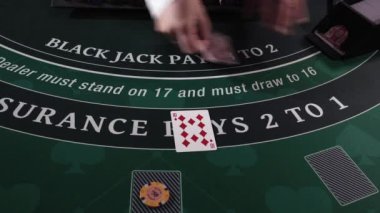 Kumarhane Black Jack masasında satıcı. 